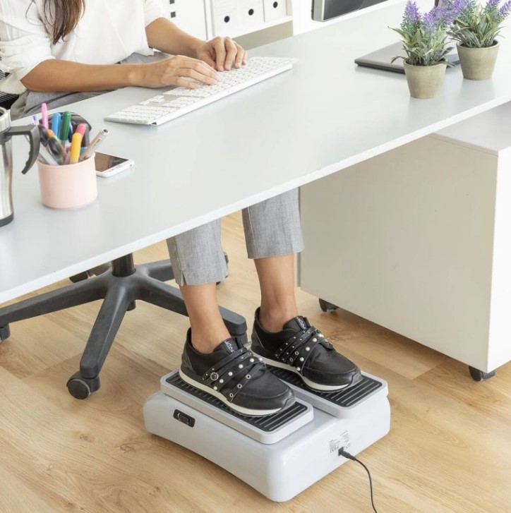 posilňovač nôh v sede